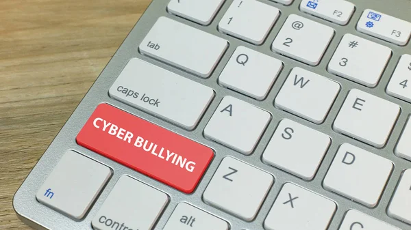 Cyber bullismo pulsante rosso sulla tastiera argento — Foto Stock