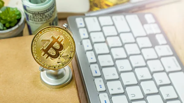 A Bitcoin pénzneme az irodaasztalnál üzleti tartalomhoz — Stock Fotó