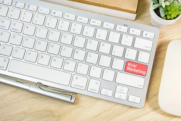 Rouge Marketing viral sur le concept d'entreprise clavier . — Photo