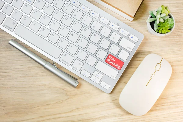  klavye iş kavramı kırmızı Viral pazarlama.