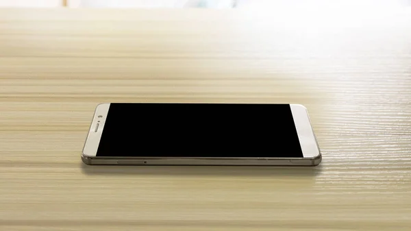 Image téléphone intelligent sur table en bois blanc . — Photo