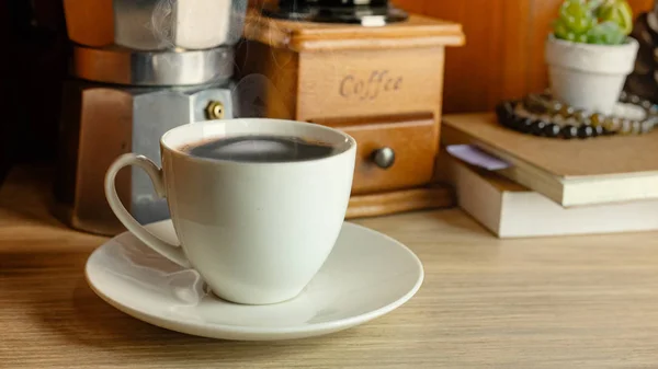 Equipamento vintage café na mesa de madeira para o conceito de café — Fotografia de Stock