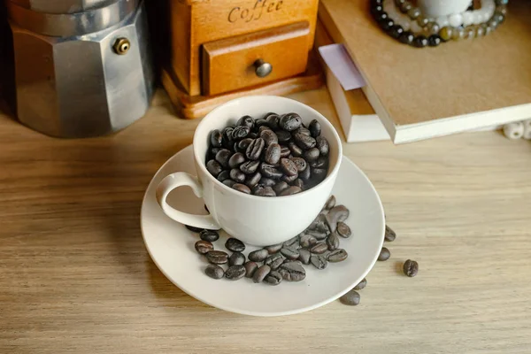 Kaffe vin Tage utrustning på träbord för kaffe koncept — Stockfoto