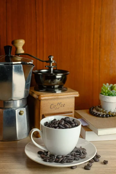 Equipo vintage de café en la mesa de madera para el concepto de café —  Fotos de Stock