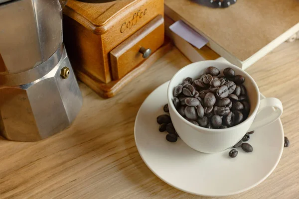 コーヒーコンセプトのための木製テーブル上のコーヒーヴィンテージ機器 — ストック写真