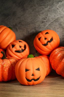 halloween içerik için ahşap masada kabak jack.