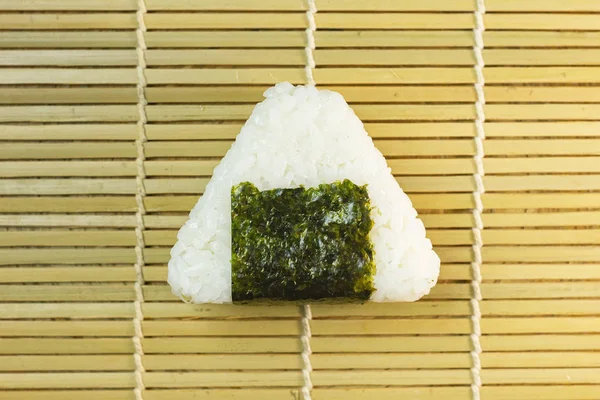 Imagem onigiri para conceito de comida japonesa . — Fotografia de Stock