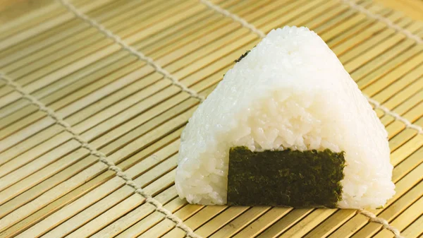 Имидж онигири для концепции японской еды . — стоковое фото