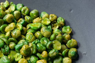  siyah Seramik Plaka üzerinde tuzlu bezelye görüntü kadar yakın.