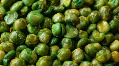  siyah Seramik Plaka üzerinde tuzlu bezelye görüntü kadar yakın.