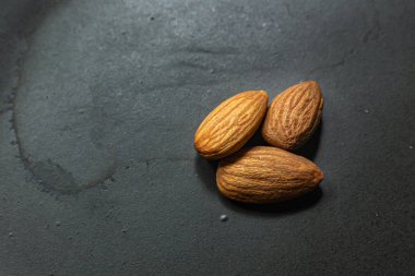 Siyah Seramik Plaka üzerindeki Badem görüntüyü kapatın.