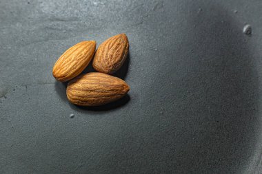 Siyah Seramik Plaka üzerindeki Badem görüntüyü kapatın.