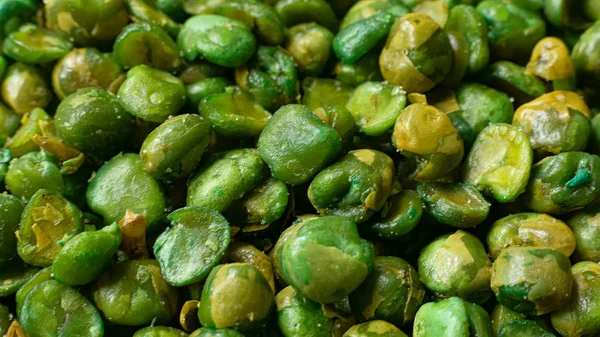  siyah Seramik Plaka üzerinde tuzlu bezelye görüntü kadar yakın.