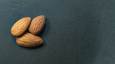 Siyah Seramik Plaka üzerindeki Badem görüntüyü kapatın.