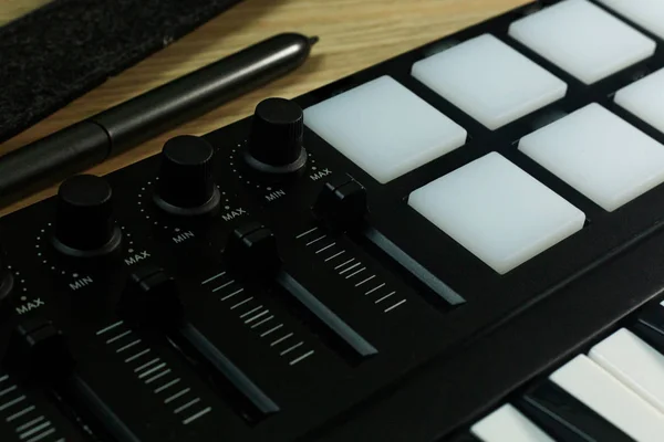 MIDI kontroller Sound szintetizátor eszköz a zene EDM producer — Stock Fotó