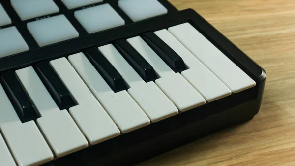 Kontroler MIDI syntezator dźwięku urządzenie dla muzyki EDM producent — Zdjęcie stockowe