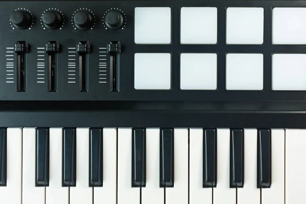 Midi controller Dispositivo de sintetizadores de sonido para productor de música EDM — Foto de Stock