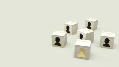 Insan kaynakları ve iş kavramı için ahşap küp üzerinde adam sembolü