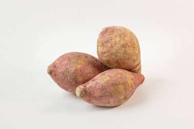 gıda konsepti için beyaz arka plan üzerinde manyok