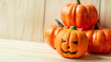 Cadılar bayramı içeriği için balkabağı Jack o fener tahtada.