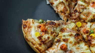 Tahta masadaki pizza yemek içeriği için görüntüyü kapat.