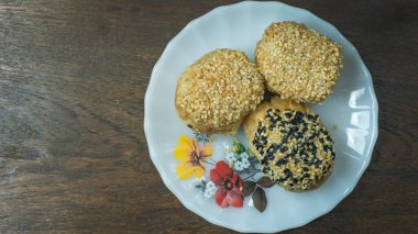 Bing Çin Pastası ahşap masada yemek içeriyor.
