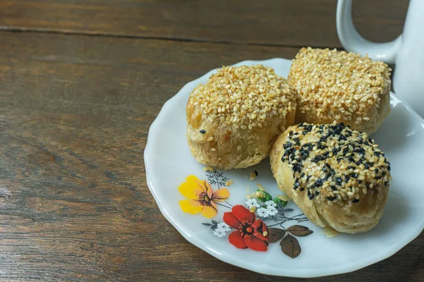 Bing Çin Pastası ahşap masada yemek içeriyor.
