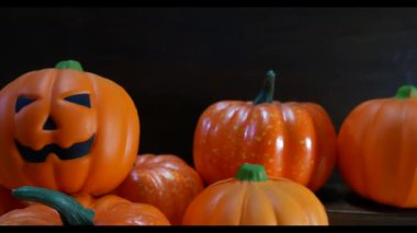 Cadılar bayramı içeriği için tahta masadaki balkabağı oyuncağı..