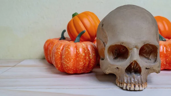 Boneca Macaco Abóbora Crânio Mesa Madeira Para Conteúdo Halloween — Fotografia de Stock