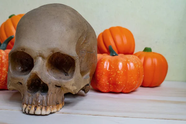 Boneca Macaco Abóbora Crânio Mesa Madeira Para Conteúdo Halloween — Fotografia de Stock