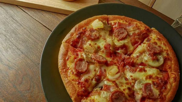 Pizza Zwarte Plaat Houten Tafel Voor Voedselinhoud — Stockfoto