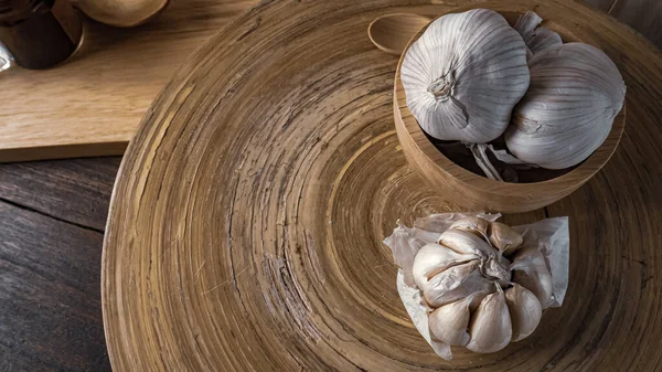 Der Knoblauch Der Holzschale Auf Dem Holztisch Für Den Lebensmittelinhalt — Stockfoto