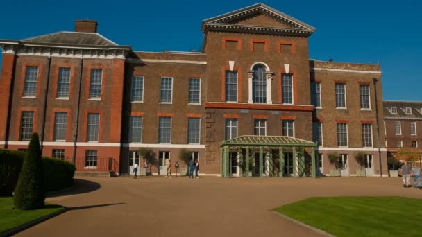 Кенсингтонский дворец, Лондон, Англия, Великобритания — стоковое видео