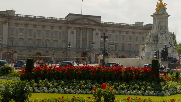 Τα Ανάκτορα του Μπάκιγχαμ, στο Λονδίνο, Αγγλία, Ηνωμένο Βασίλειο — Αρχείο Βίντεο