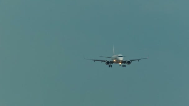 Avión aterrizando en el aeropuerto de Londres City — Vídeo de stock