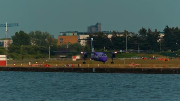 ロンドン ・ シティ空港から離陸する飛行機 — ストック動画