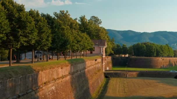 As muralhas da cidade de Lucca, Toscana, Itália — Vídeo de Stock