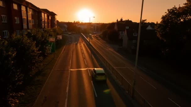 Conducir a casa al atardecer — Vídeo de stock