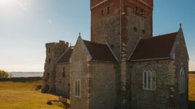 St Mary kadeh Castro Sakson kurulması kilise inşa hemen yanında bir Roma deniz feneri Dover, Kent, İngiltere