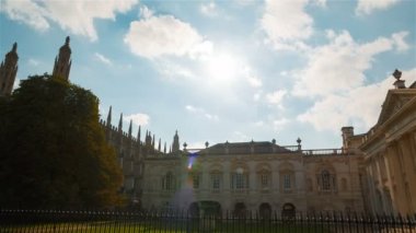 Cambridge, geniş kaydırma 2018 - Kings College of vurdu ve güneş, bulutlar ve mavi gökyüzü karşı üniversite Cambridge, İngiltere, İngiltere'de vurdu.