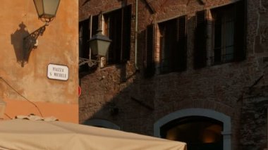 Piazza San Michele Tuscan şehir Lucca, İtalya yakın çekim shot. Kare ev sahipliği San Michele Foro kilisede. Lucca Rönesans döneminden kalma şehir duvarları ünlüdür