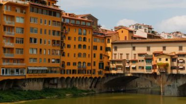 Ponte Vecchio ve Floransa, Toskana, İtalya, geleneksel mağazaları için bilinen Arno Nehri telefoto çekim. Floransa Rönesans'ın Doğum yeri olarak kabul edilir