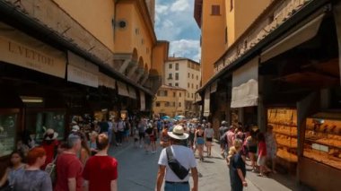 Florence, 2018 - yaklaşık Pov Ponte Vecchio Köprüsü Floransa, Toskana, İtalya, geleneksel kuyumcu mağazaları için bilinen boyunca vurdu. Floransa Rönesans'ın Doğum yeri olarak kabul edilir