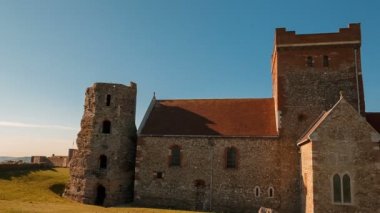 Dover, Kent, İngiltere'de Roma bir deniz feneri yanında izleme shot St Mary Castro Sakson kilisede inşa