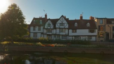 Canterbury, İngiltere, İngiltere'de Stour Nehri boyunca Tudor izleme atış güzel dönemin ev sahipliği yapmaktadır. Canterbury tarihi İngilizce katedral UNESCO Dünya Miras Listesi biridir.