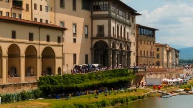 Florence, Toskana, İtalya ve geleneksel mağazalar, bankalar yanında Arno Nehri telefoto çekim. Floransa Rönesans'ın Doğum yeri olarak kabul edilir