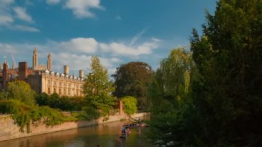 Cambridge, 2018 - yaklaşık ünlü Kings College Cambridge, İngiltere'de İngiltere'de ve Cam Nehri yelken punters görüntüsünü izleme.