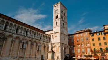 Piazza San Michele Lucca, İtalya Tuscan şehir içinde geniş izleme vurdu. Kare ev sahipliği San Michele Foro kilisede. Lucca Rönesans döneminden kalma şehir duvarları ünlüdür