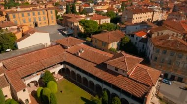 Güzel Pisa tarihi kent merkezine ve Tuscan sahne, Opera del Duomo Müzesi, İtalya dahil olmak üzere hava kurulması atış. Pisa 20'den fazla tarihi kiliseler ve birkaç ortaçağ Saraylar vardır