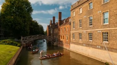 Cambridge, yaklaşık 2018 - bahisçilere zamanlarını nehre keyfini çıkarırken geniş matematiksel Köprüsü ve Queens Koleji Cambridge, İngiltere, İngiltere'de vurdu.